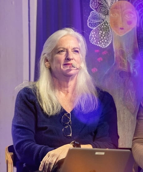 Martha Ji Atkins přednáší na K smrti dobrém festivalu 2025